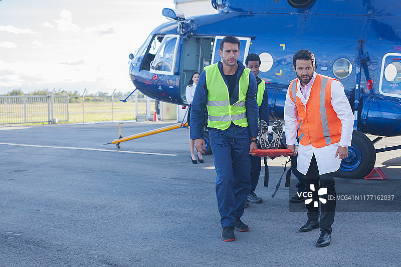 直升机上的紧急救援人员图片素材