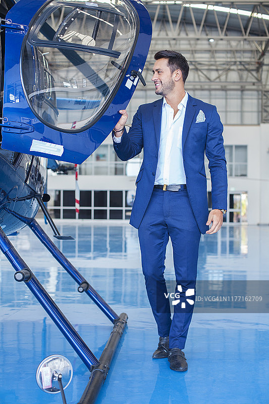 男子登上直升机图片素材