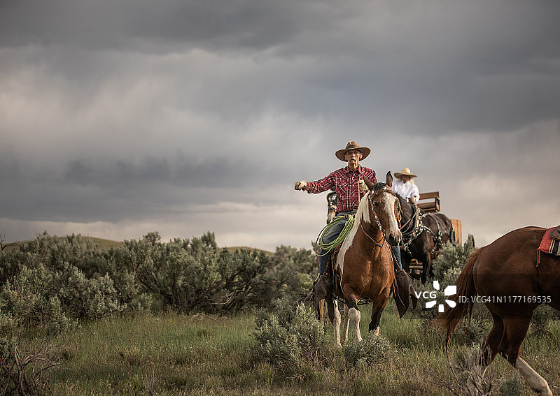 牛仔在美国犹他州护送马车图片素材
