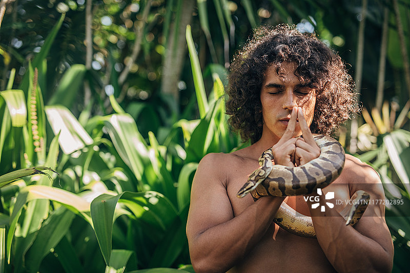 男子与蛇一起冥想图片素材