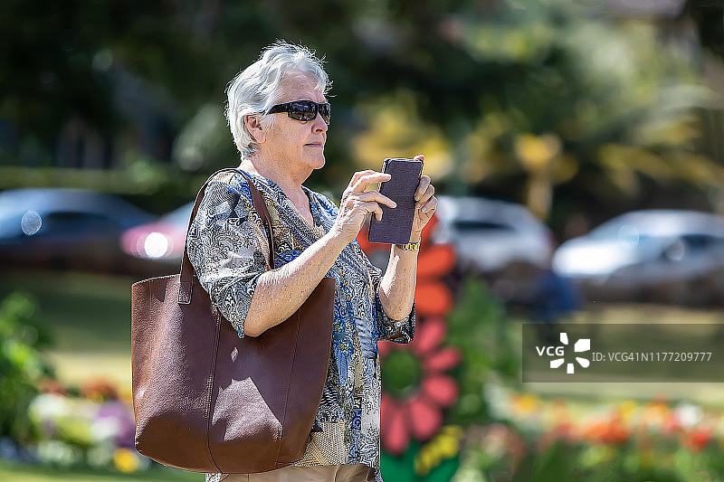 一位在公园里的年长妇女图片素材