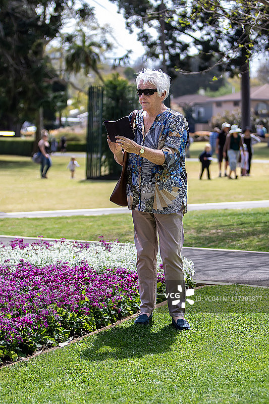 一位在公园里的年长妇女图片素材