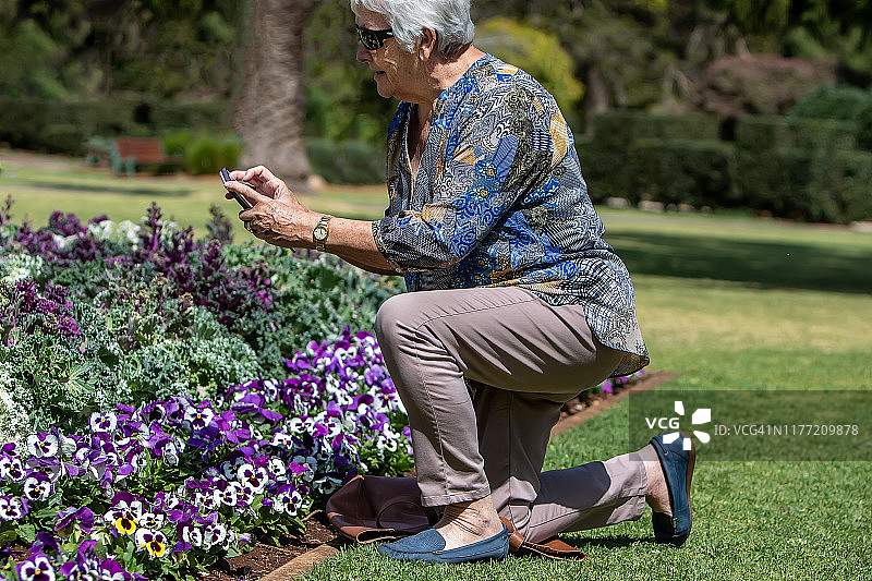 一位在公园里的年长妇女图片素材