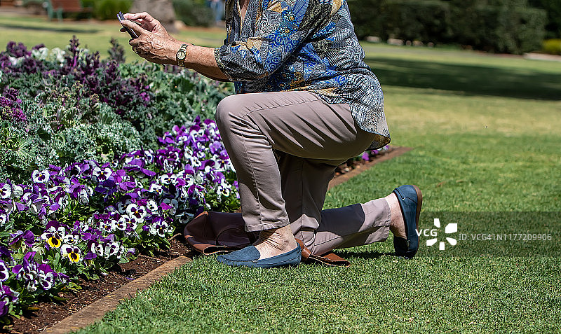 一位在公园里的年长妇女图片素材