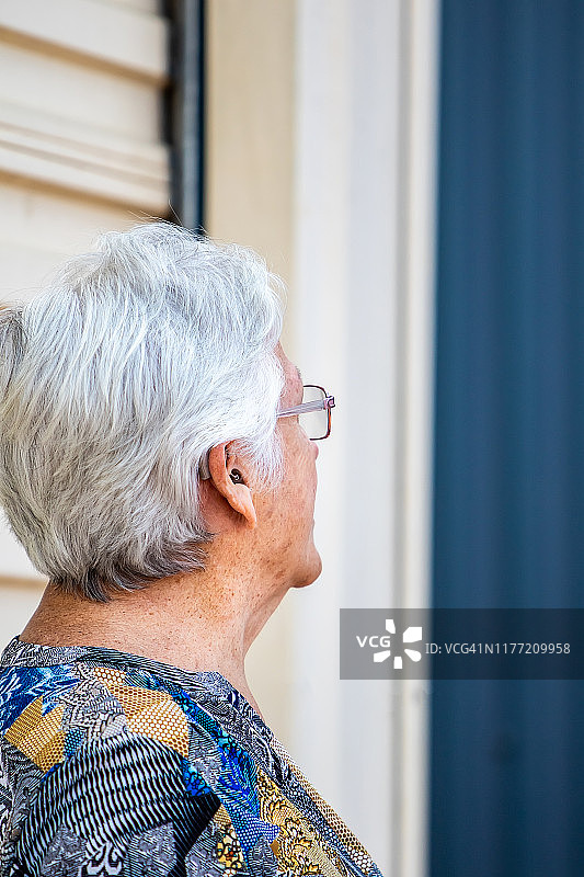 老年妇女特写图片素材
