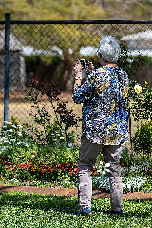 一位在公园里的年长妇女图片素材