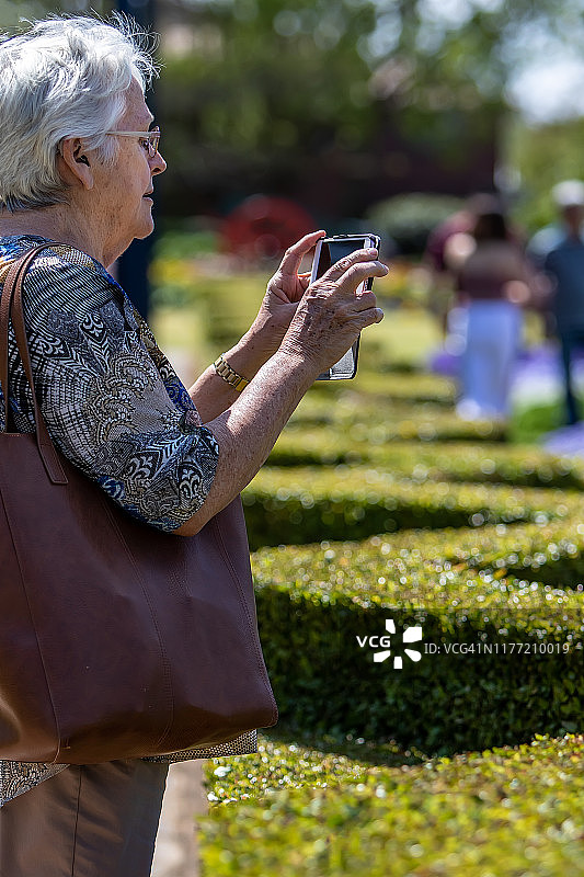 一位在公园里的年长妇女图片素材