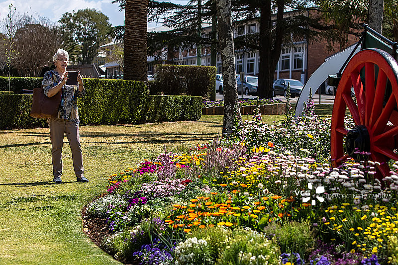 一位在公园里的年长妇女图片素材
