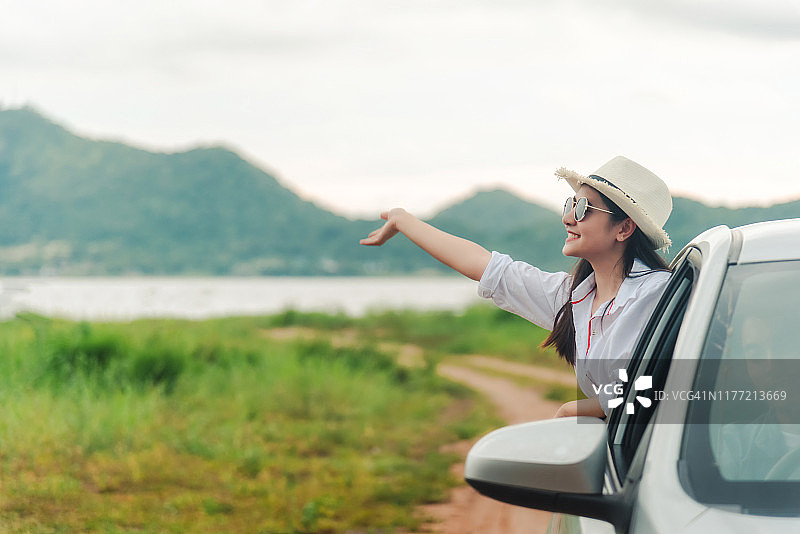 女人从车窗向外看海图片素材