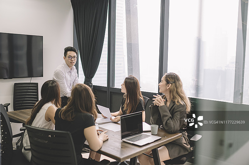 一位年轻的亚洲商人在办公室会议室主持会议图片素材