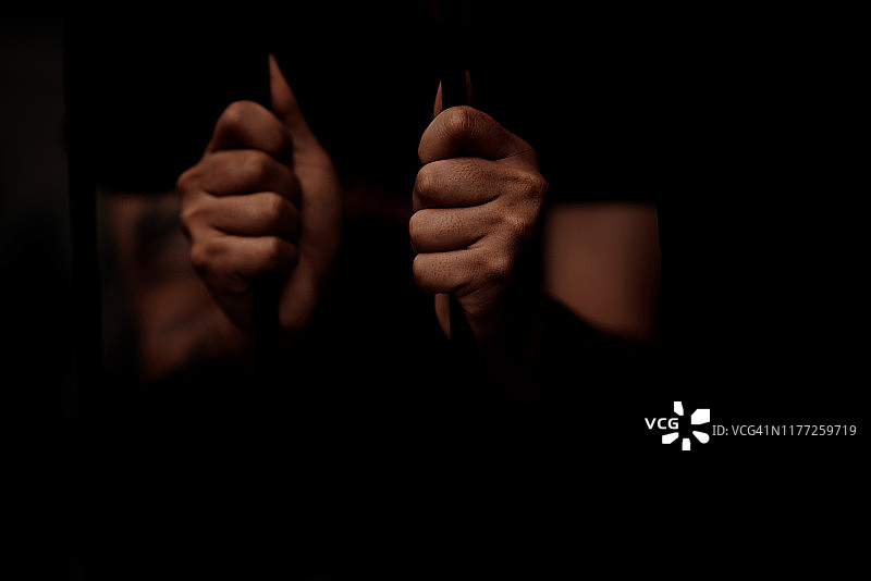 在监狱中，囚犯的手掌选择性聚焦图片素材