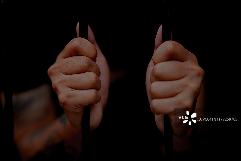 狱友被困监狱，手掌特写图片素材