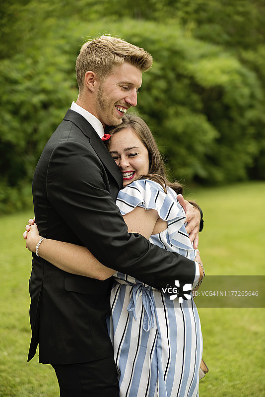 千禧一代夫妇的温馨婚礼图片素材
