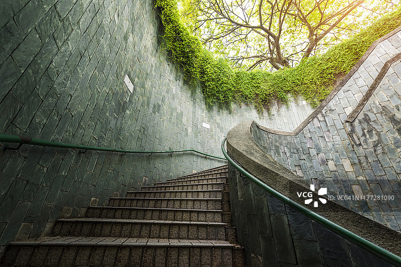 新加坡福康宁公园隧道地下通道的螺旋楼梯图片素材