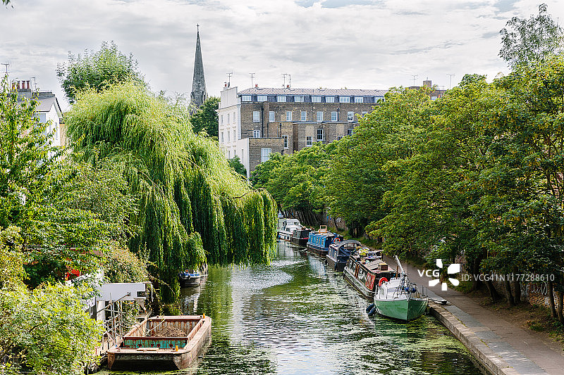 英国伦敦卡姆登镇运河与住宅楼图片素材