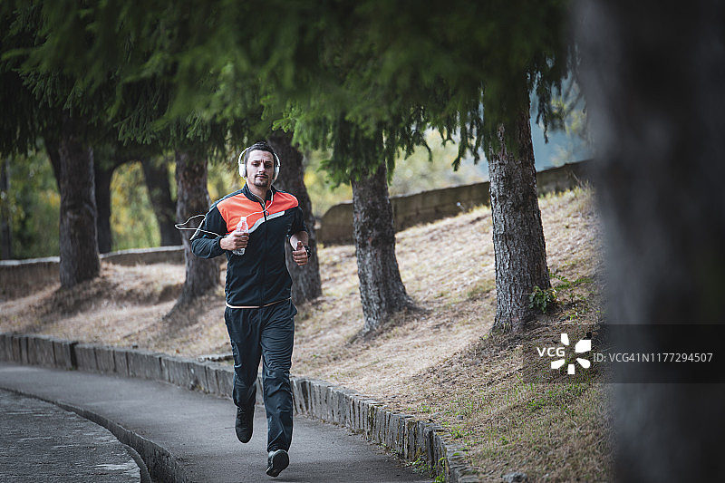 户外慢跑的年轻男人图片素材