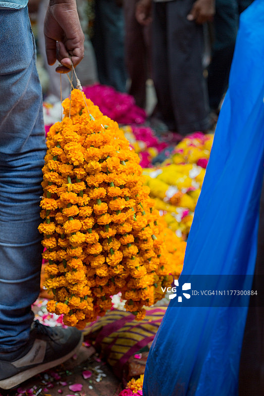 印度瓦拉纳西花卉市场待售的鲜花图片素材