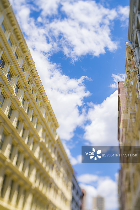 2019年5月16日，美国纽约市SOHO区街道两旁的阁楼式公寓楼图片素材