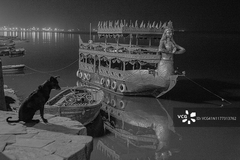 印度瓦拉纳西夜晚码头上装饰的船只图片素材