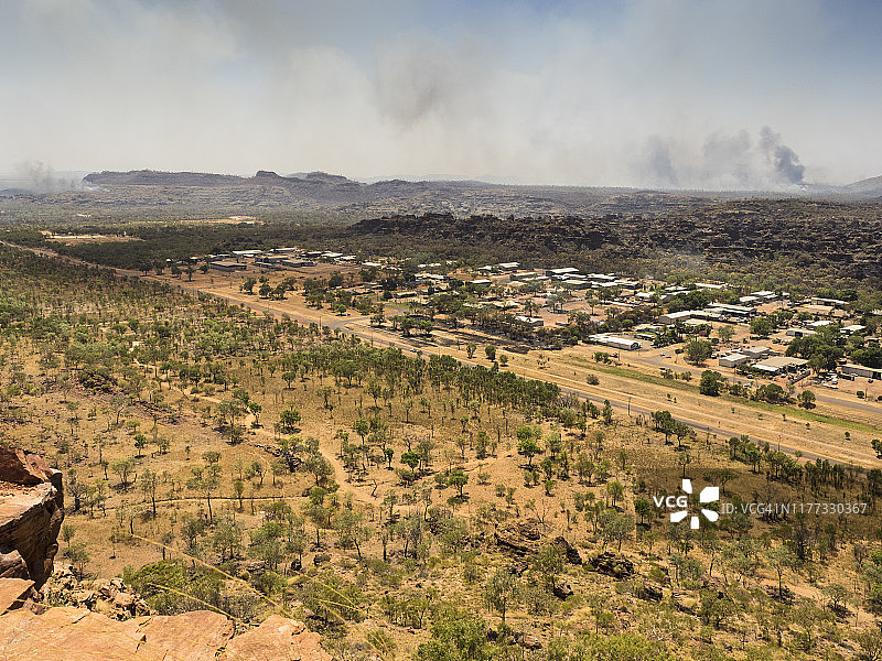 西澳大利亚金伯利库努纳拉米里马国家公园旱季末丛林大火图片素材