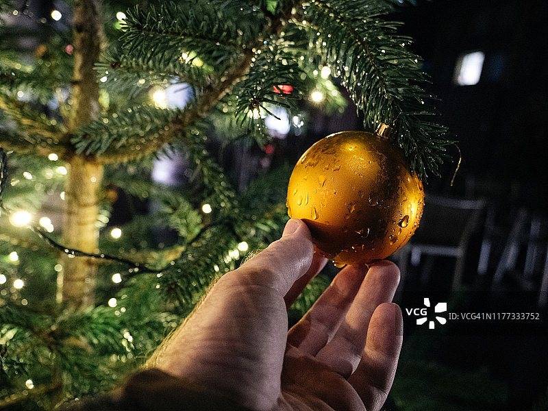 男人手持闪闪发光的金色球体图片素材