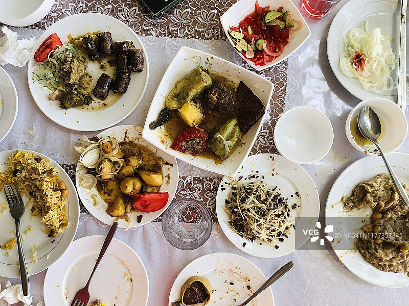 蕾丝桌布上的乌兹别克传统菜肴图片素材