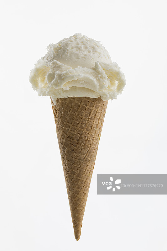 白色背景上的香草冰淇淋甜筒图片素材