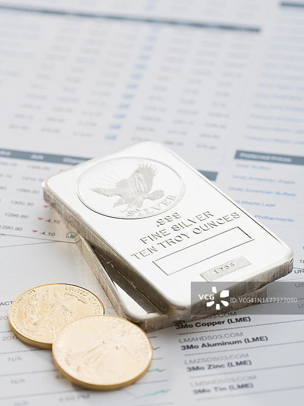 金锭和金鹰币在股市数据上图片素材