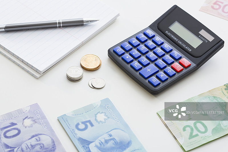 办公桌上的计算器和加拿大货币图片素材