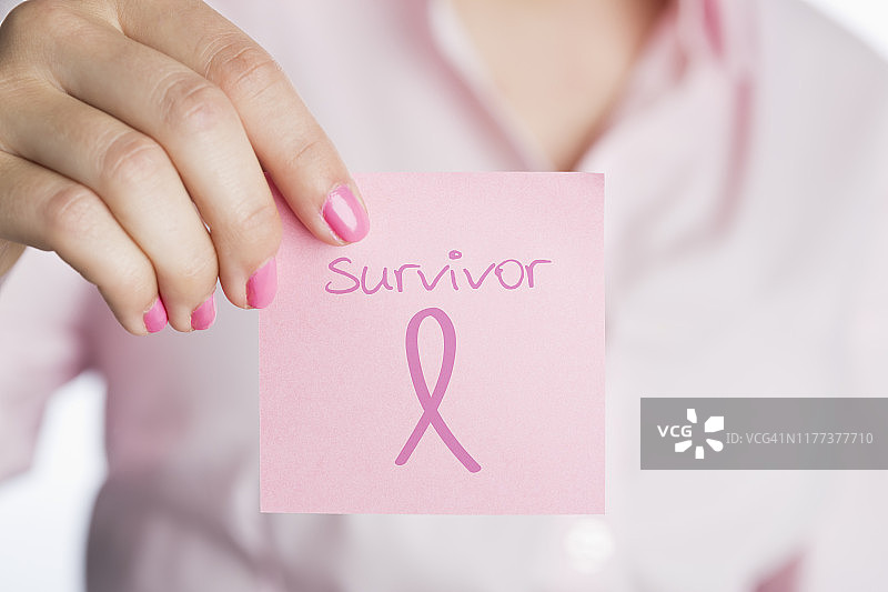 女性手持乳腺癌支持标志（16-17岁）图片素材