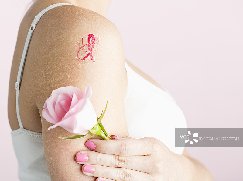 手臂上有乳腺癌意识丝带纹身的少女（16-17岁）图片素材