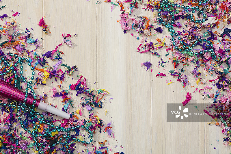 木质背景上的彩色纸屑图片素材