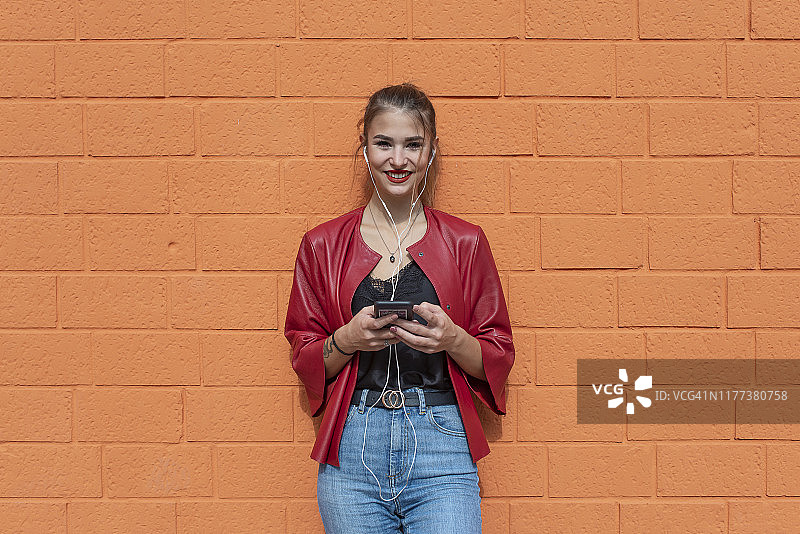 年轻女子在听音乐图片素材