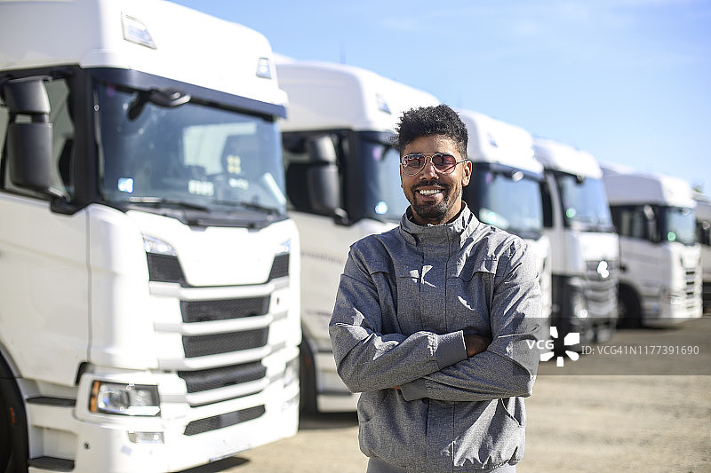 微笑的非洲裔卡车司机图片素材