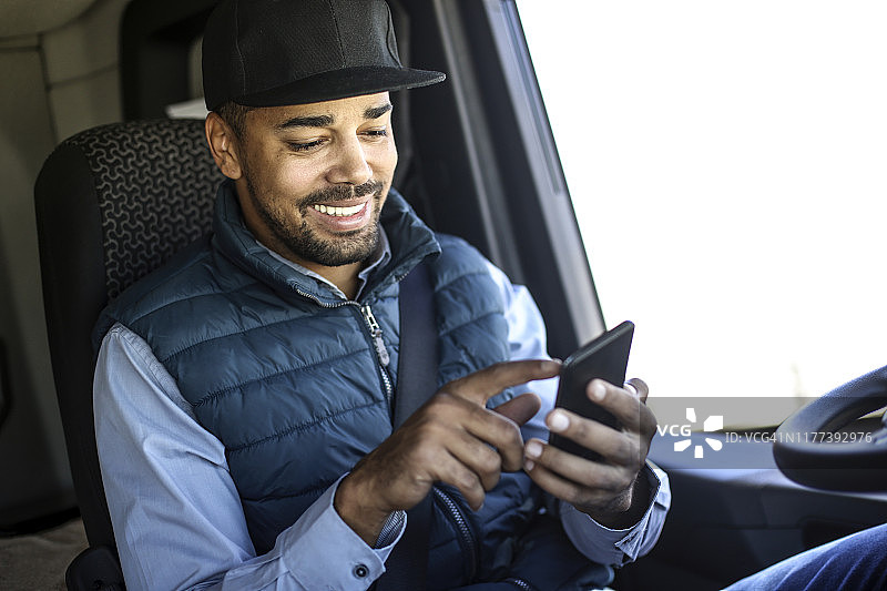 卡车司机使用手机APP图片素材