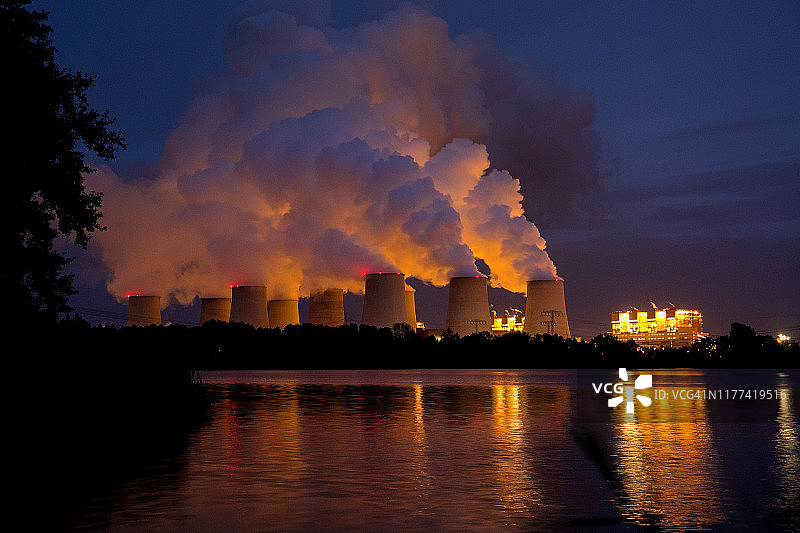 褐煤发电厂的蒸汽图片素材