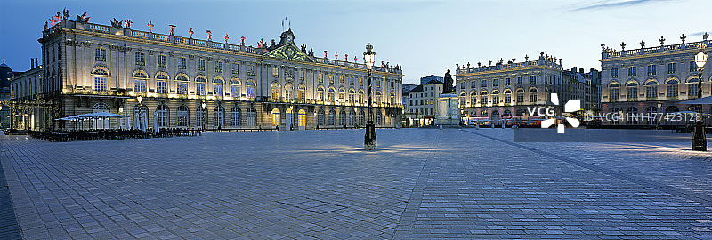 南锡黄昏时分的城镇广场图片素材