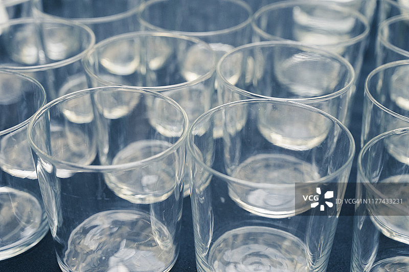 一排相同的透明空玻璃杯，复古风格图片素材