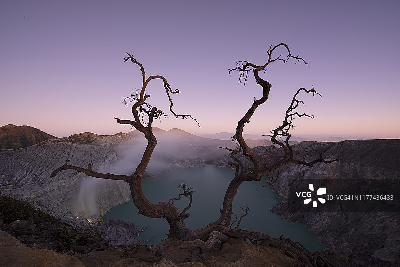 印度尼西亚邦多沃索卡瓦伊真火山口的晨光景色图片素材