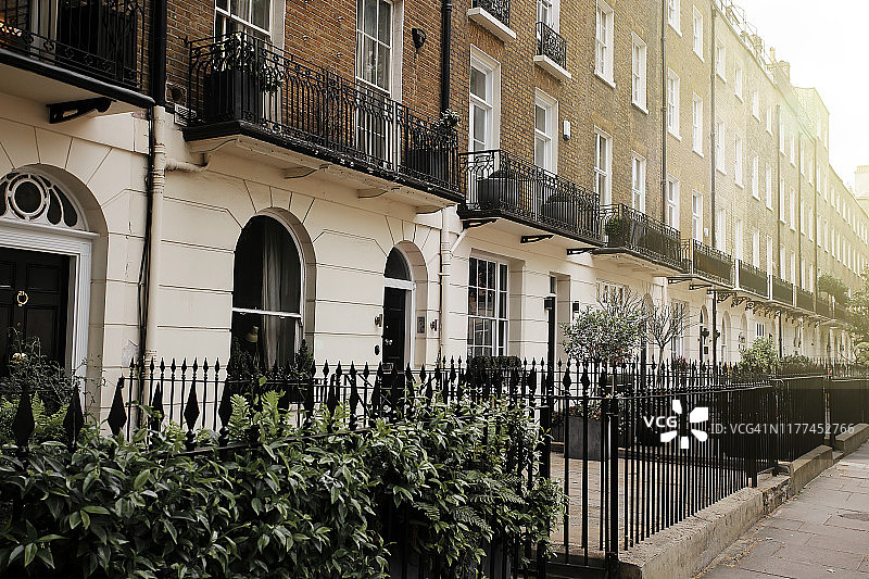伦敦优雅排屋的正门图片素材