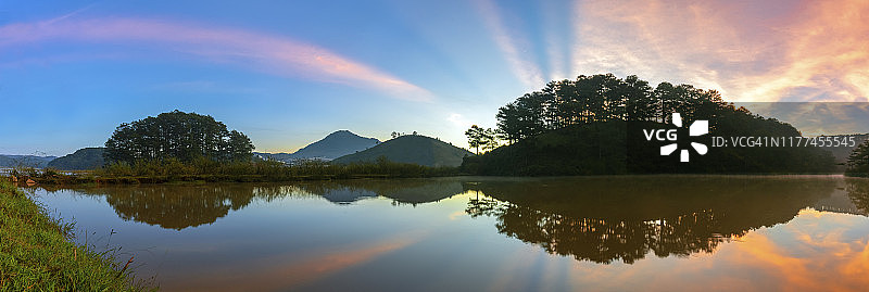 越南大叻秋日湖泊的山脉倒影图片素材