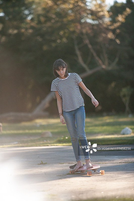 年轻女孩学习滑冰图片素材