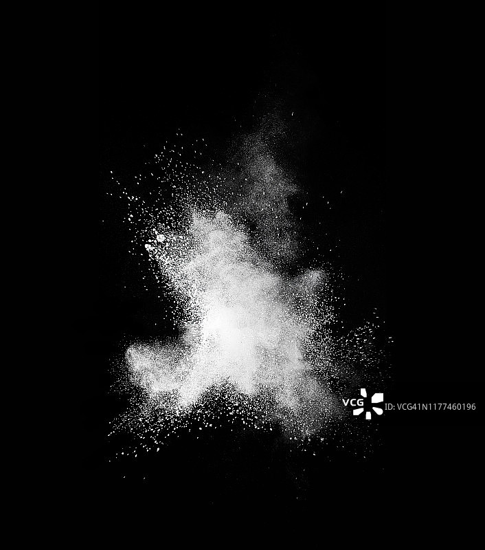 黑色背景上白色粉末颗粒云撞击爆炸图片素材