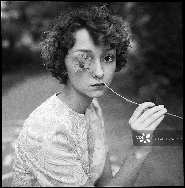 女孩与鲜花肖像图片素材