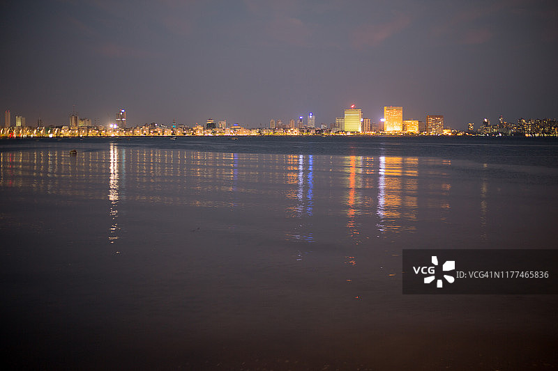 印度孟买焦伯蒂海滩日落时分的孟买中央商务区景观图片素材