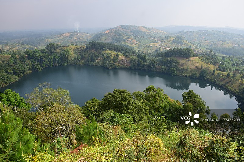 乌干达恩库鲁巴火山口湖图片素材