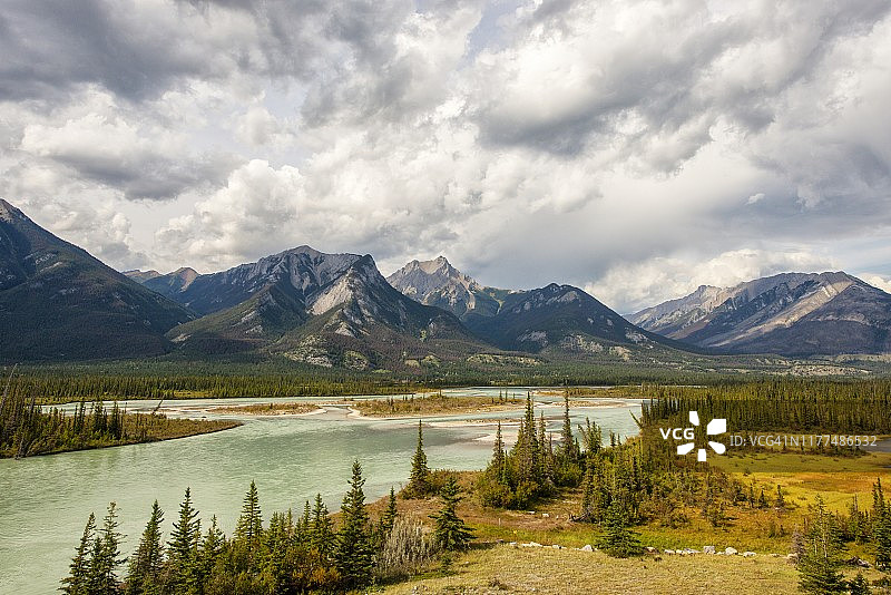 加拿大艾伯塔省贾斯珀国家公园的阿萨巴斯卡河图片素材