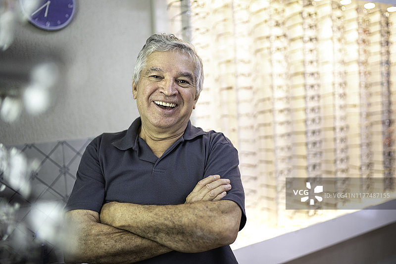 在眼镜店工作的资深验光师 портрет图片素材