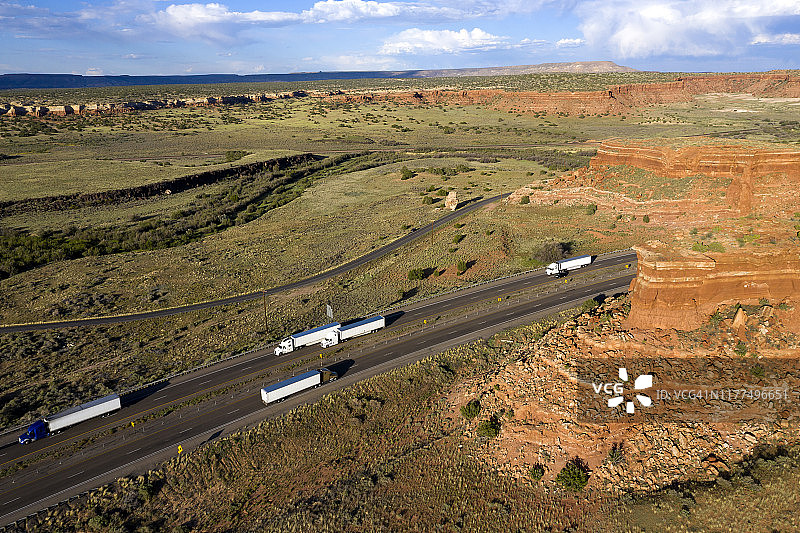美国风景优美的高速公路上的半挂卡车图片素材