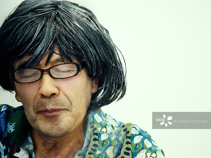 老年男人的伪装造型图片素材